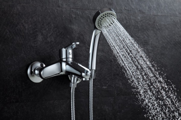 Смеситель для ванны или душа D&K Rhein DA1393201 настенный 
без термостата хром