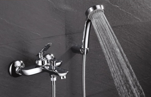 Смеситель для ванны или душа D&K Venice DA1023241 настенный 
без термостата хром