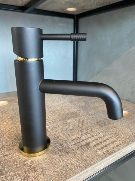 Смеситель для раковины Boheme Uno 461-BG черный/золото