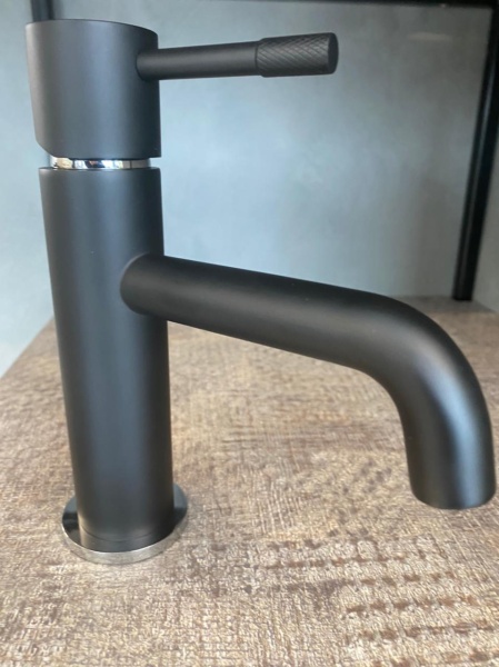 Смеситель для раковины Boheme Uno 461-BCR черный/хром