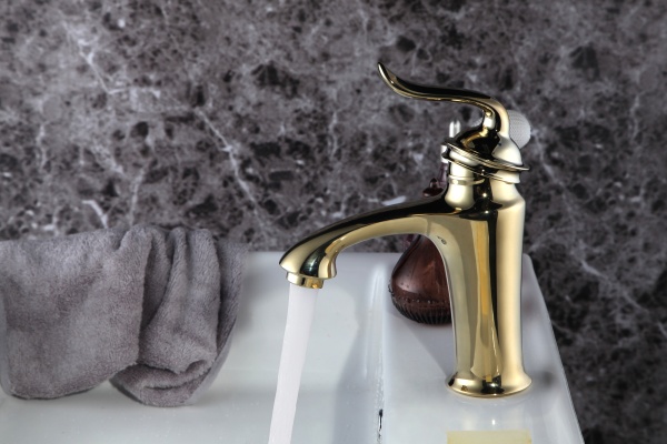 Смеситель для раковины Lemark Brava LM4706G золотой