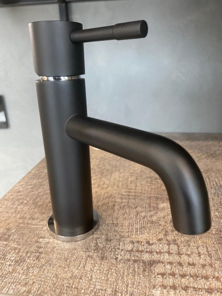 Смеситель для раковины Boheme Uno 461-BCR черный/хром