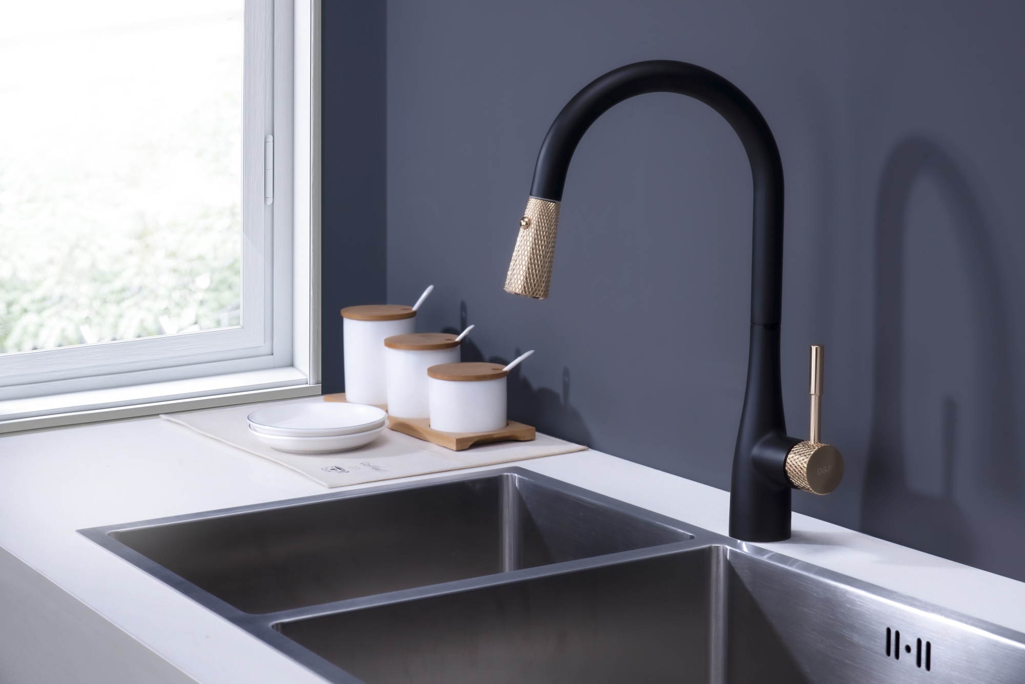 Смеситель для кухни D&K Rhein DA1462517A без подключения к фильтру черный/золото