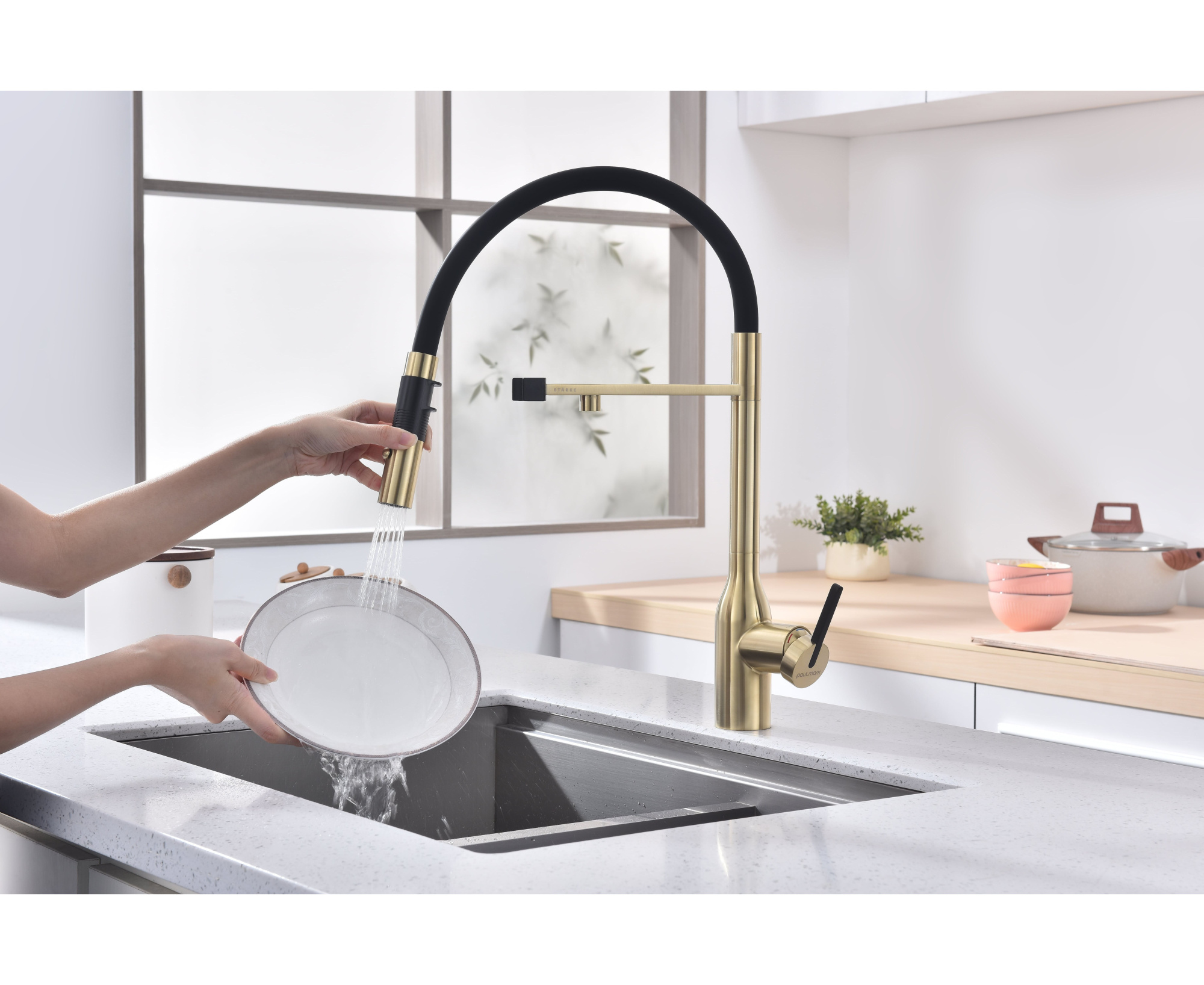 Смеситель для кухни Paulmark MAGNETO ONE Ma213188-LG с подключением к фильтру светлое золото