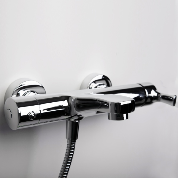 Смеситель для ванны или душа Wasserkraft Berkel 4801 настенный 
без термостата хром