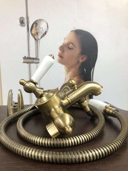 Смеситель для ванны или душа Bravat Art F675109U-B1-RUS настенный 
без термостата бронза