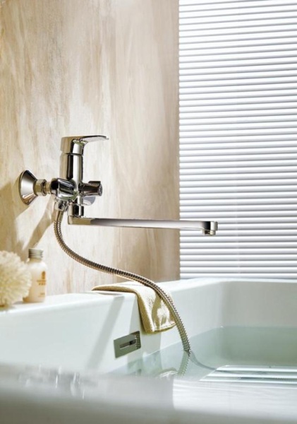 Смеситель для ванны или душа Bravat Alfa F6120178CP-01L настенный 
без термостата хром