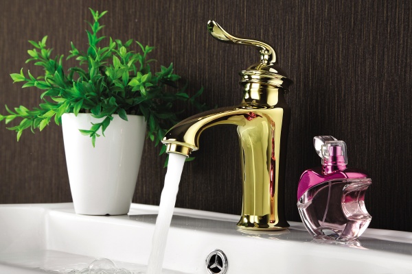 Смеситель для раковины Lemark Brava LM4706G золотой