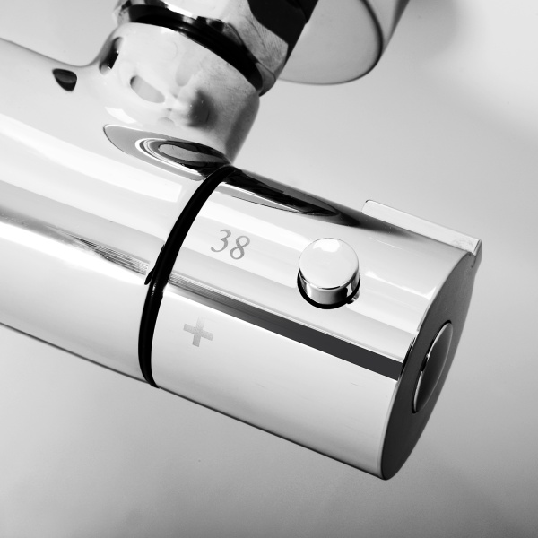 Смеситель для ванны или душа Wasserkraft Berkel 4822L настенный 
с термостатом хром