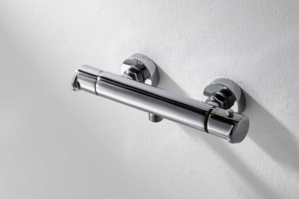 Смеситель для душа Bravat Waterfall F939114C-01A-RUS настенный 
с термостатом хром