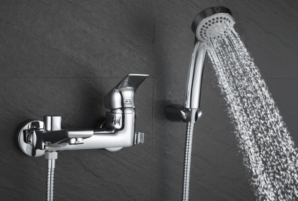 Смеситель для ванны или душа D&K Rhein DA1293201 настенный 
без термостата хром