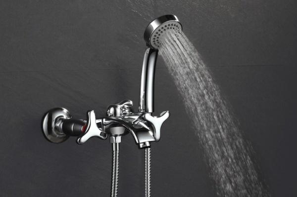 Смеситель для ванны или душа D&K Hessen DA1383241 настенный 
без термостата хром