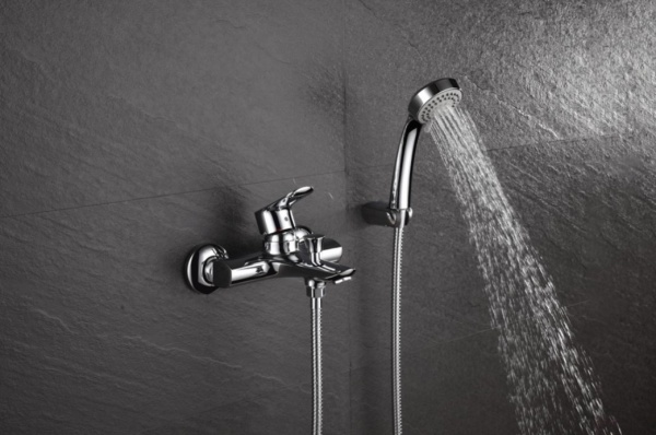 Смеситель для ванны или душа D&K Venice DA1033201 настенный 
без термостата хром