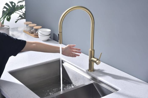 Смеситель для кухни Paulmark Senso Se215180-SBG без подключения к фильтру светлое брашированное золото