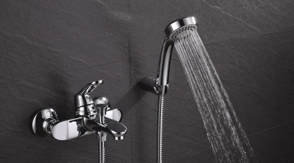 Смеситель для ванны или душа D&K Venice DA1063201 настенный 
без термостата хром