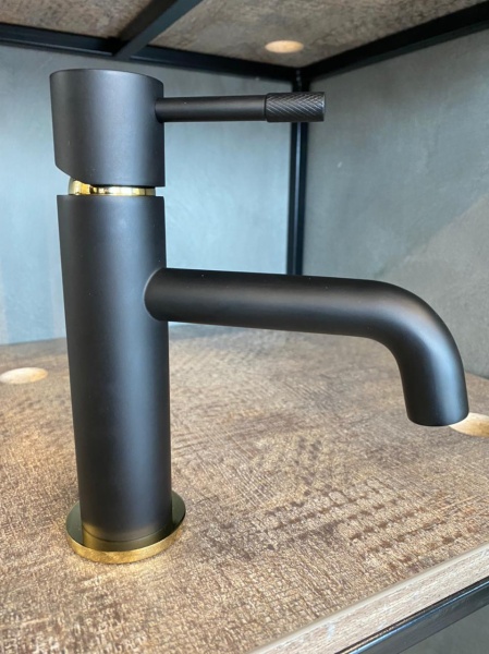 Смеситель для раковины Boheme Uno 461-BG черный/золото