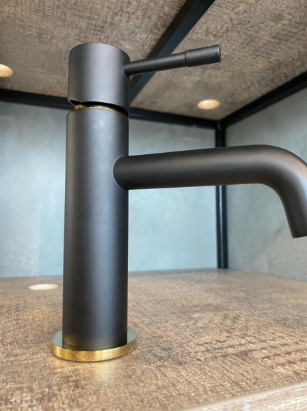 Смеситель для раковины Boheme Uno 461-BG черный/золото